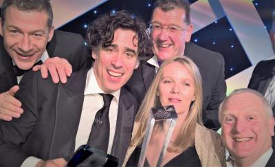 Stephen Mangan presents Gatwick Diamons Business Award to Cleankill Pest Control